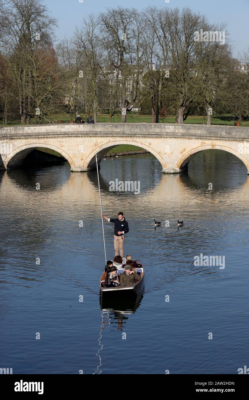 Cambridge, Regno Unito. 06th Feb, 2020. Cambridge Inghilterra Giovedì 6 Febbraio 2020. I turisti godono del clima mite durante un tour lungo la Camma del fiume a Cambridge. Credito: Chris Radburn Foto Stock
