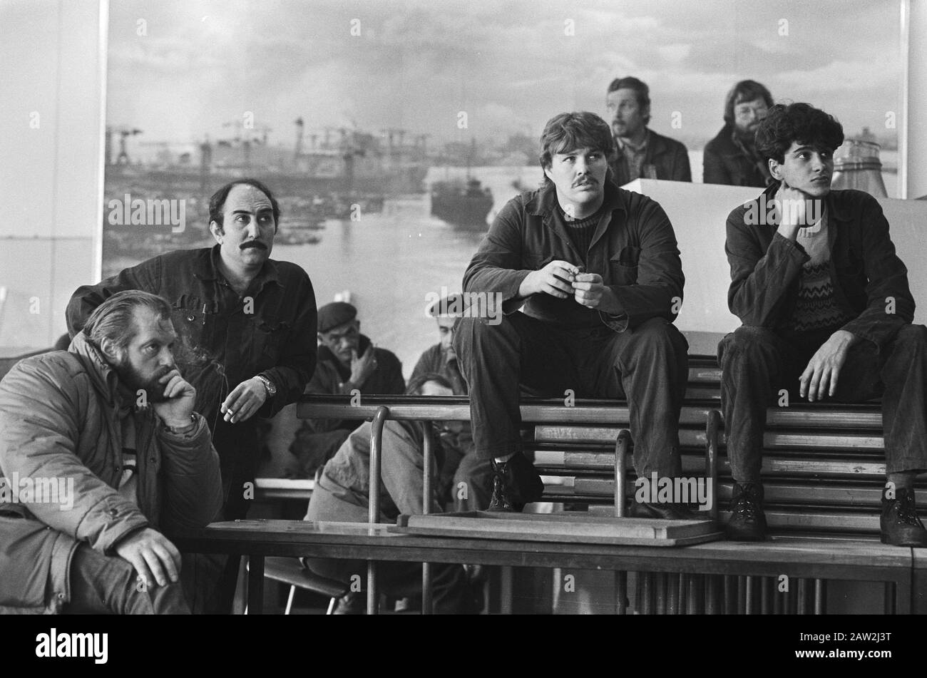 Il personale del cantiere di riparazione navale ADM ha informato circa gli eventi che circondano l'azienda Data: 2 gennaio 1985 Parole Chiave: Personale, CANTIERI NAVALI Istituto Nome: ADM Foto Stock