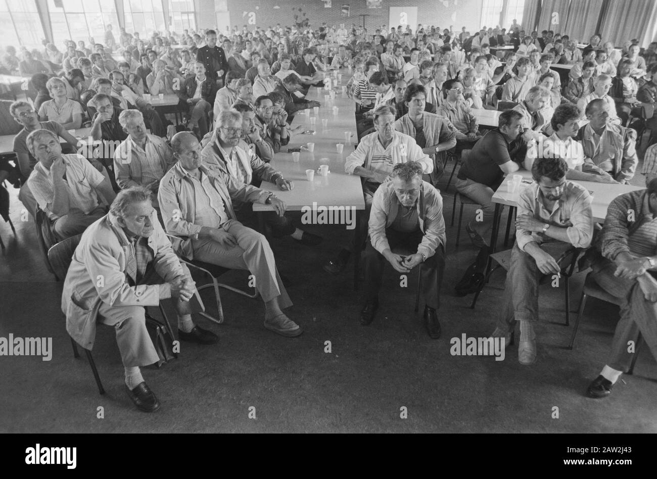 Personale Verolme Botlek Rotterdam informato sul futuro della società; personale raccolto nella caffetteria Data: 23 settembre 1987 Località: Rotterdam, South Holland Parole Chiave: Personale, mense Foto Stock