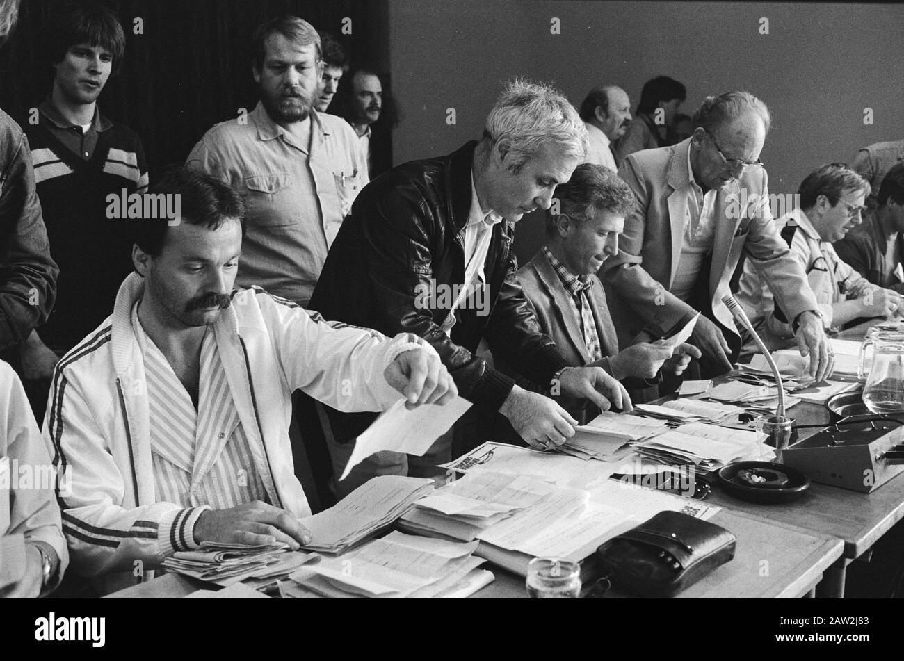 Riunione del personale all'ECT a Rotterdam sugli scioperi; dirigenti FNV contando i voti Data: 28 maggio 1982 Ubicazione: Rotterdam, Olanda del Sud Parole Chiave: Scioperi Istituto Nome: ECT Foto Stock