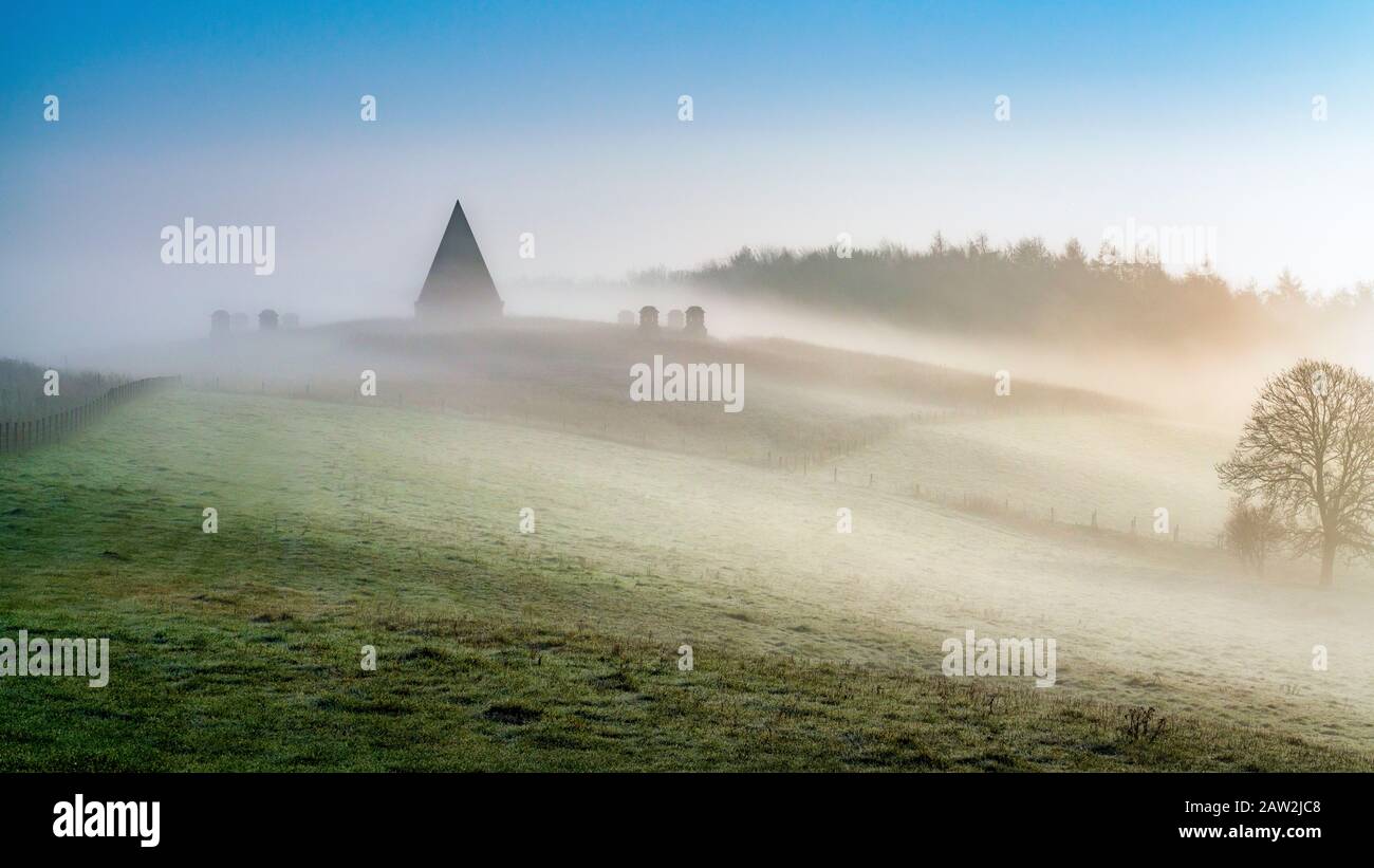 York, Inghilterra, 6th Feb, 2020, nebbia transitoria atmosferica sul Castello Howard Estate, Piramide e Welburn villaggio nel North Yorkshire, credito: John Potter / Alamy Live News Foto Stock