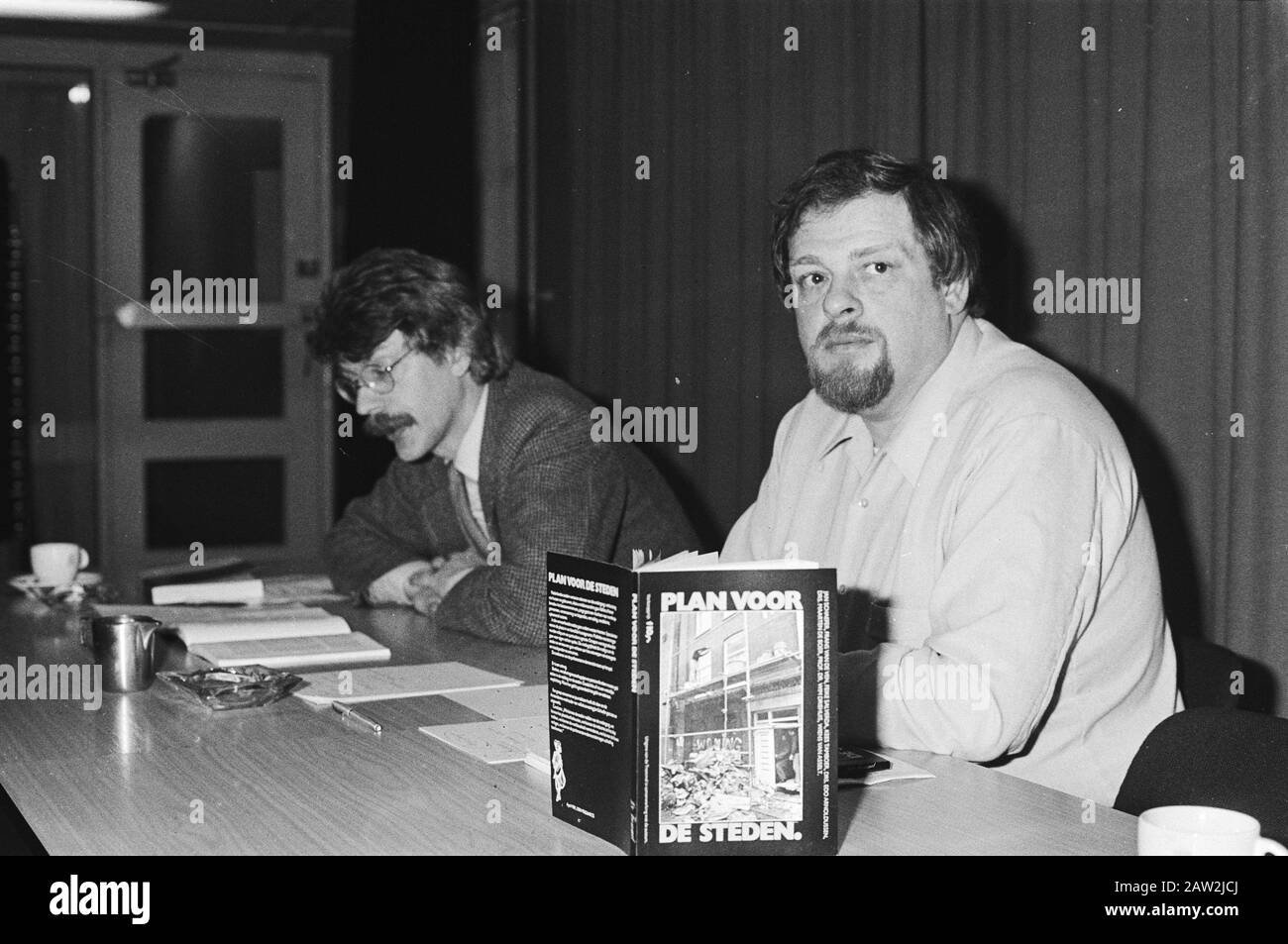 Stampa conferenza libro Plan for Cities Nieuwspoort Hague, 16 e 17 Schaefer (alderman Amsterdam) e Driehuis Data: 6 aprile 1981 luogo: L'Aia, Sud Olanda Parole Chiave: Libri, conferenze stampa, aldermen Foto Stock