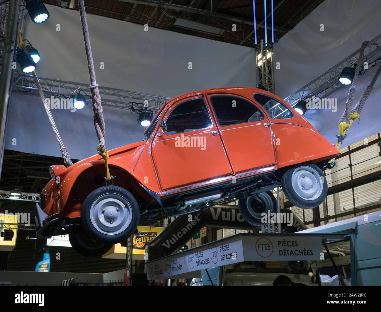 Citroen 2CV al Retromobile Classic Car show Paris 05/02/2020 Foto Stock