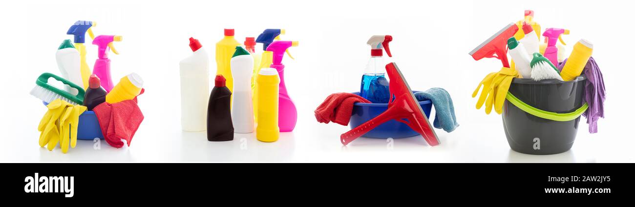 Prodotti per la pulizia isolati su sfondo bianco. Bottiglie e attrezzature per detergenti chimici in plastica, pulizia sanitaria Domestica o aziendale Foto Stock