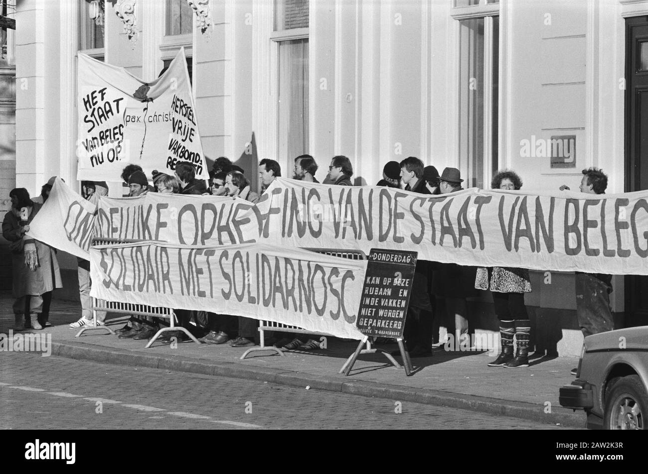 Picchetto per l'amb polacco all'Aia dal Comitato Polonia e ha avuto colloqui con l'ambasciatore polacco. Data: 14 Gennaio 1982 Luogo: L'Aia, South Holland Parole Chiave: Banner, Ambasciate Persona Nome: Poland Committee Foto Stock