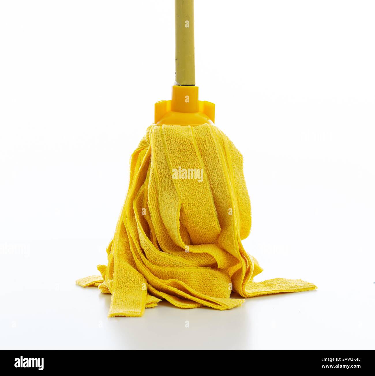 Pulizia mop isolato su sfondo bianco. Pavimento umido mop colore giallo, sanitari per uso domestico di pulizia Foto Stock