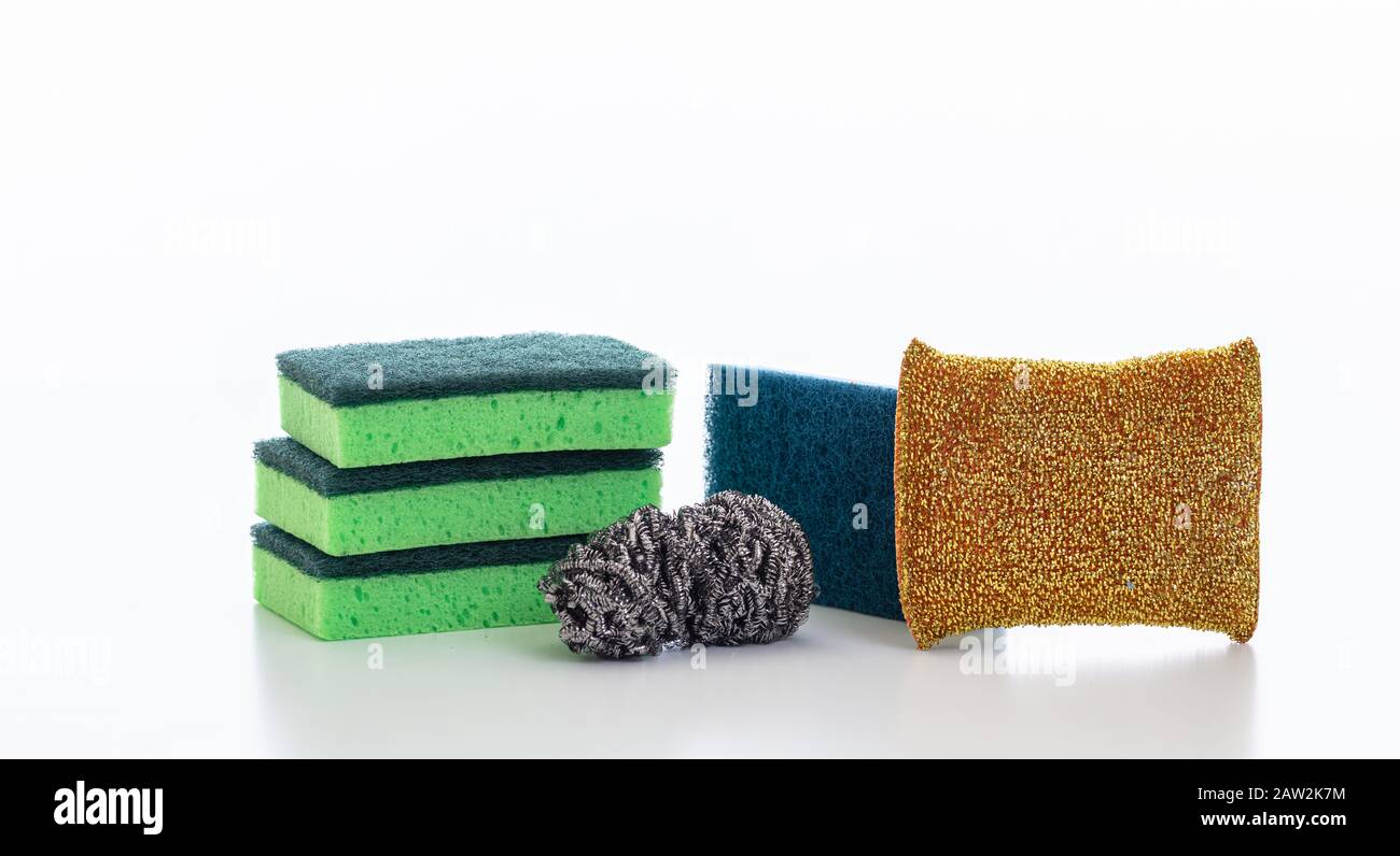 Varietà di spugne detergenti isolate su fondo bianco. Spugne varie per lavaggio stoviglie, forniture per uso domestico Foto Stock