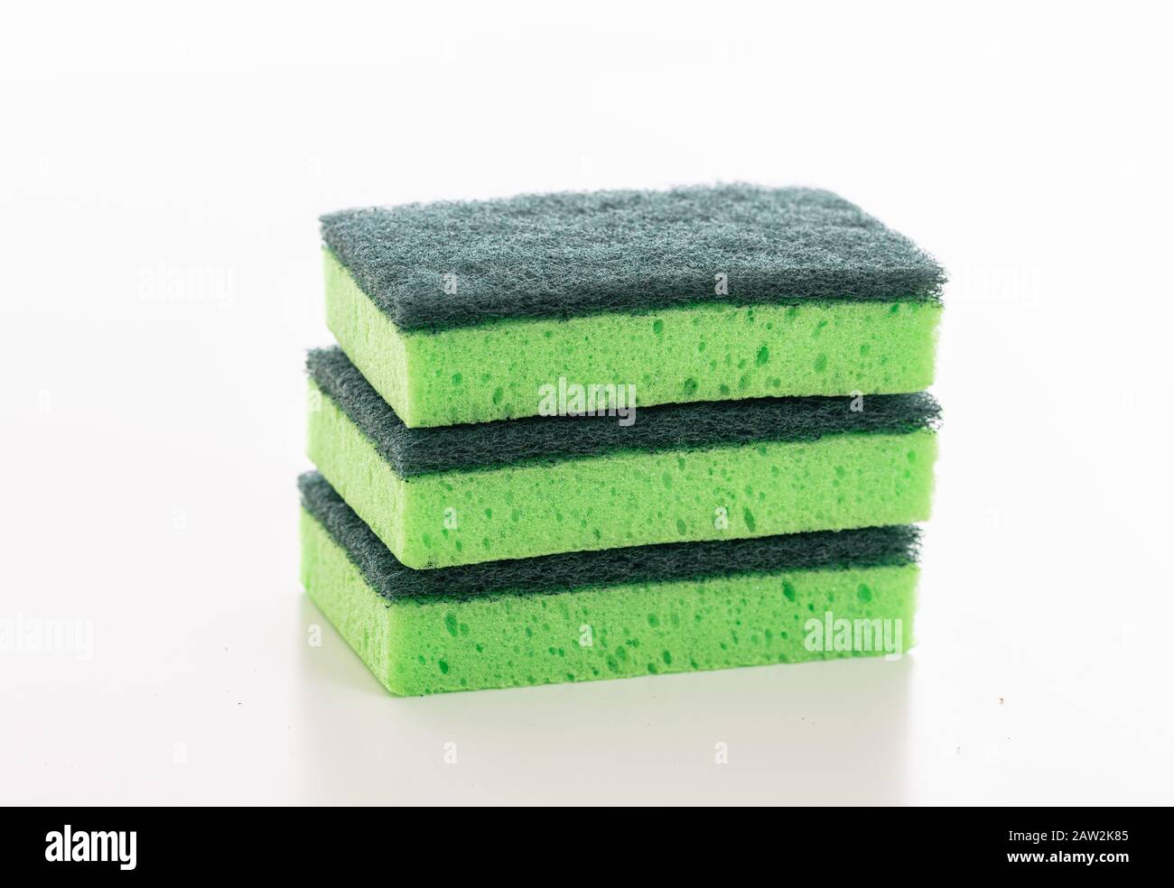 Pulizia spugne stack isolato su sfondo bianco. Spugne di colore verde per lavaggio stoviglie, articoli per la casa Foto Stock