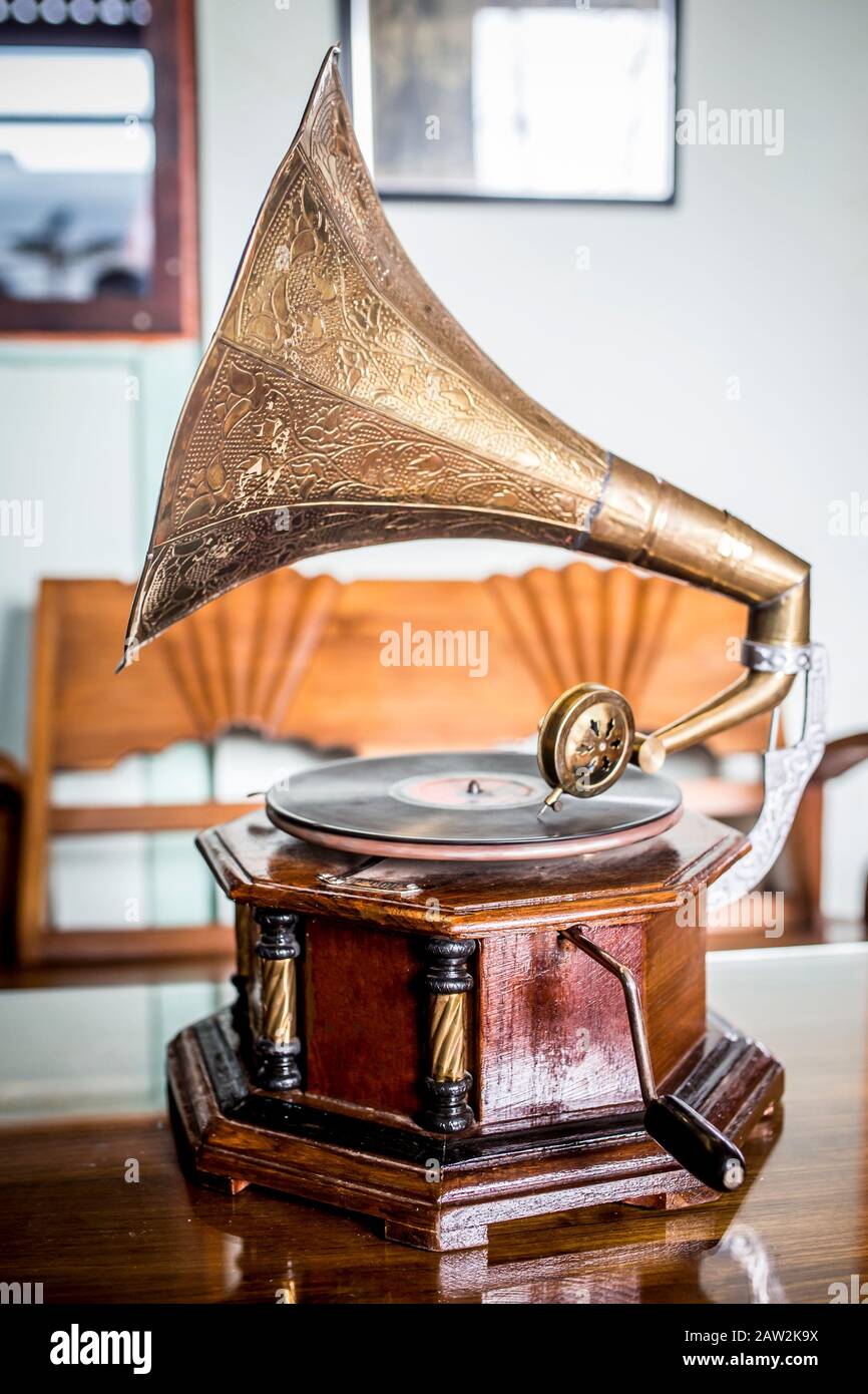 Un vecchio gramophone, un giradischi che gioca un disco. Foto Stock