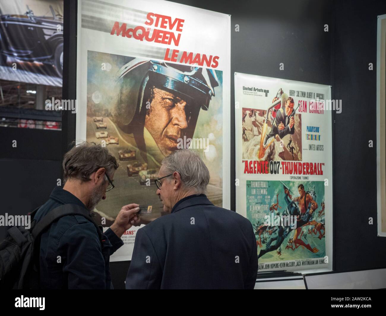 Collezionisti di poster d'epoca al Retromobile Classic Car Show di Parigi 05/02/2020 Foto Stock