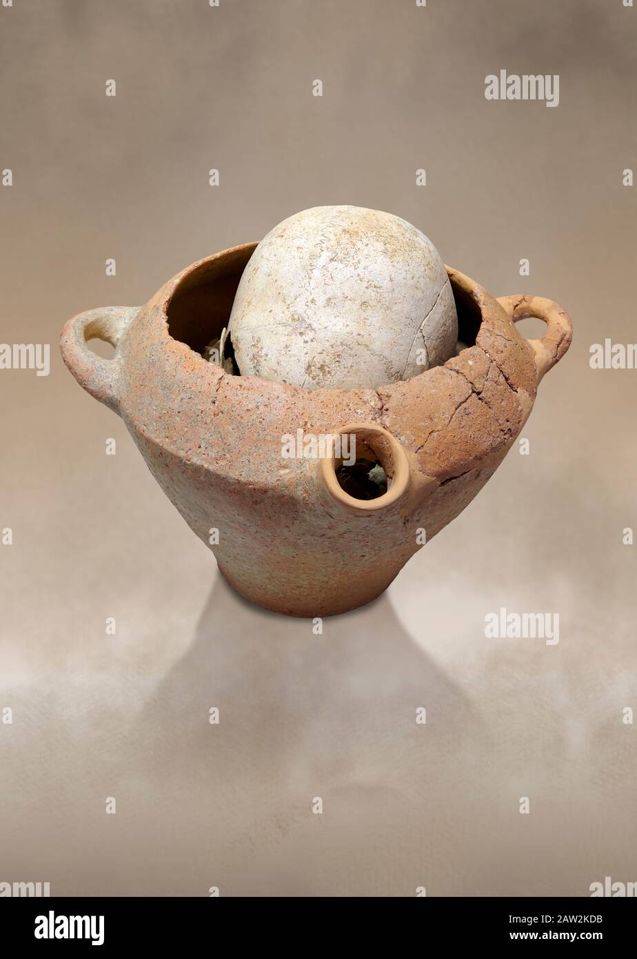 Sepoltura secondaria minoica di un cranio in un vaso, Archanes Phourni 2100-1800 a.C.; Museo Archeologico di Heraklion. Il cranio è stato staccato dal bod Foto Stock