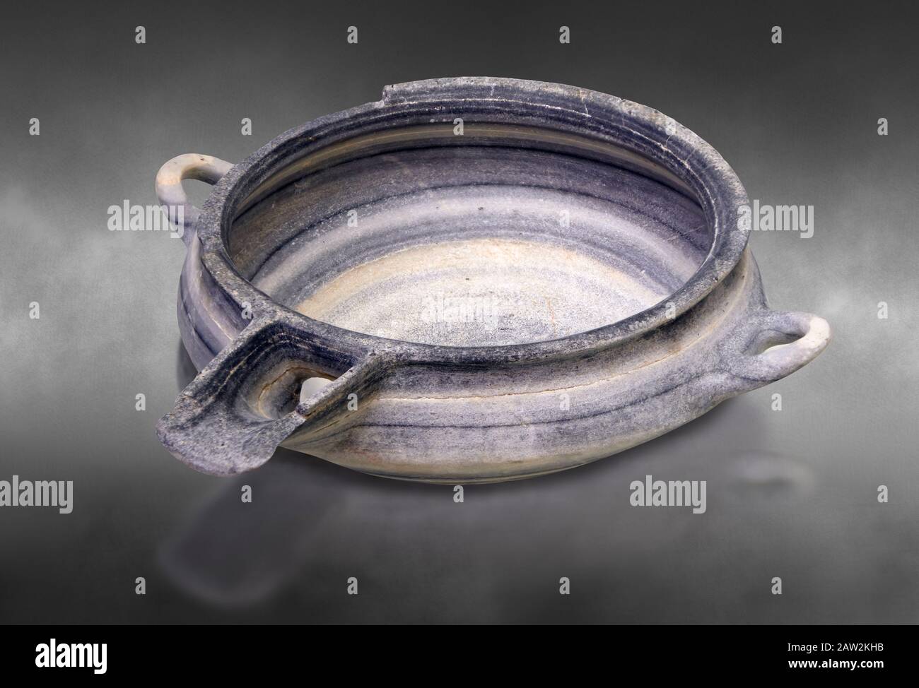 Ciotola di pietra minoica del primo Jspouted del George dei morti 3000-2000 a.C., Museo Archeologico di Heraklion, sfondo grigio. Nel milleneu 3rd Foto Stock