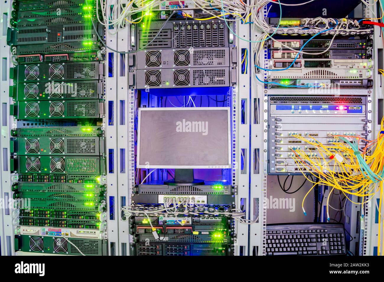 Il server rack si trova in un data center moderno. Il monitor è installato in un armadio con apparecchiature informatiche. Sito di hosting Internet. Foto Stock