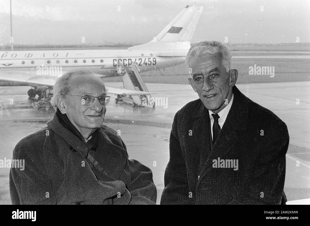 Piet Nak (a destra) e MR. Davids a Mosca per segnare la rivoluzione di ottobre Data: 30 ottobre 1967 Parole Chiave: Rivoluzioni, lasciare Nome Persona: NAK, Piet Foto Stock
