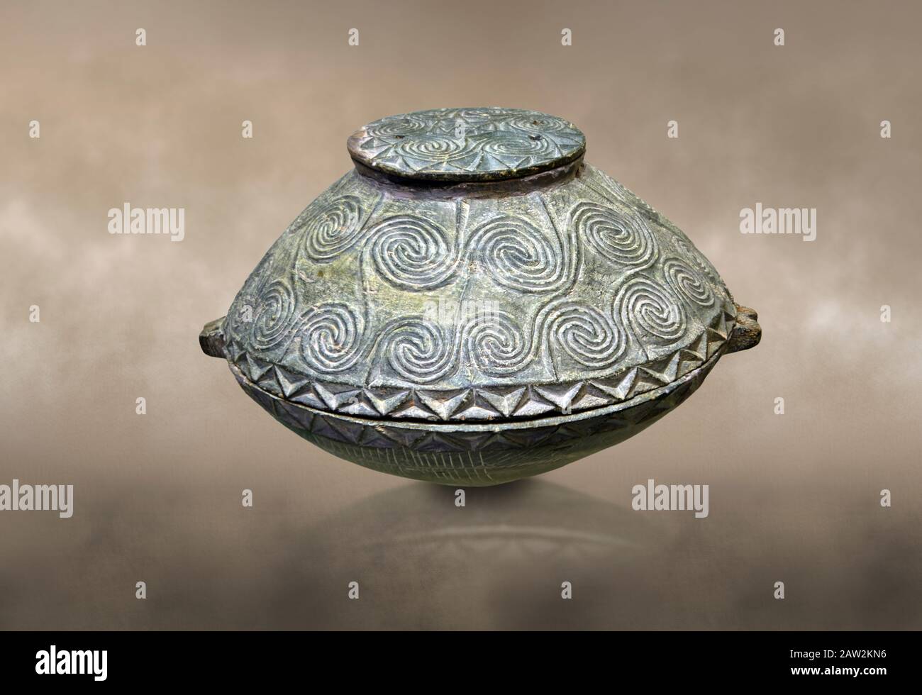 Scatola di bronzo rotonda Minoan primi con intricato motivo sul coperchio, George dei morti 2600-2300 a.C., Museo Archeologico di Heraklion, . Foto Stock