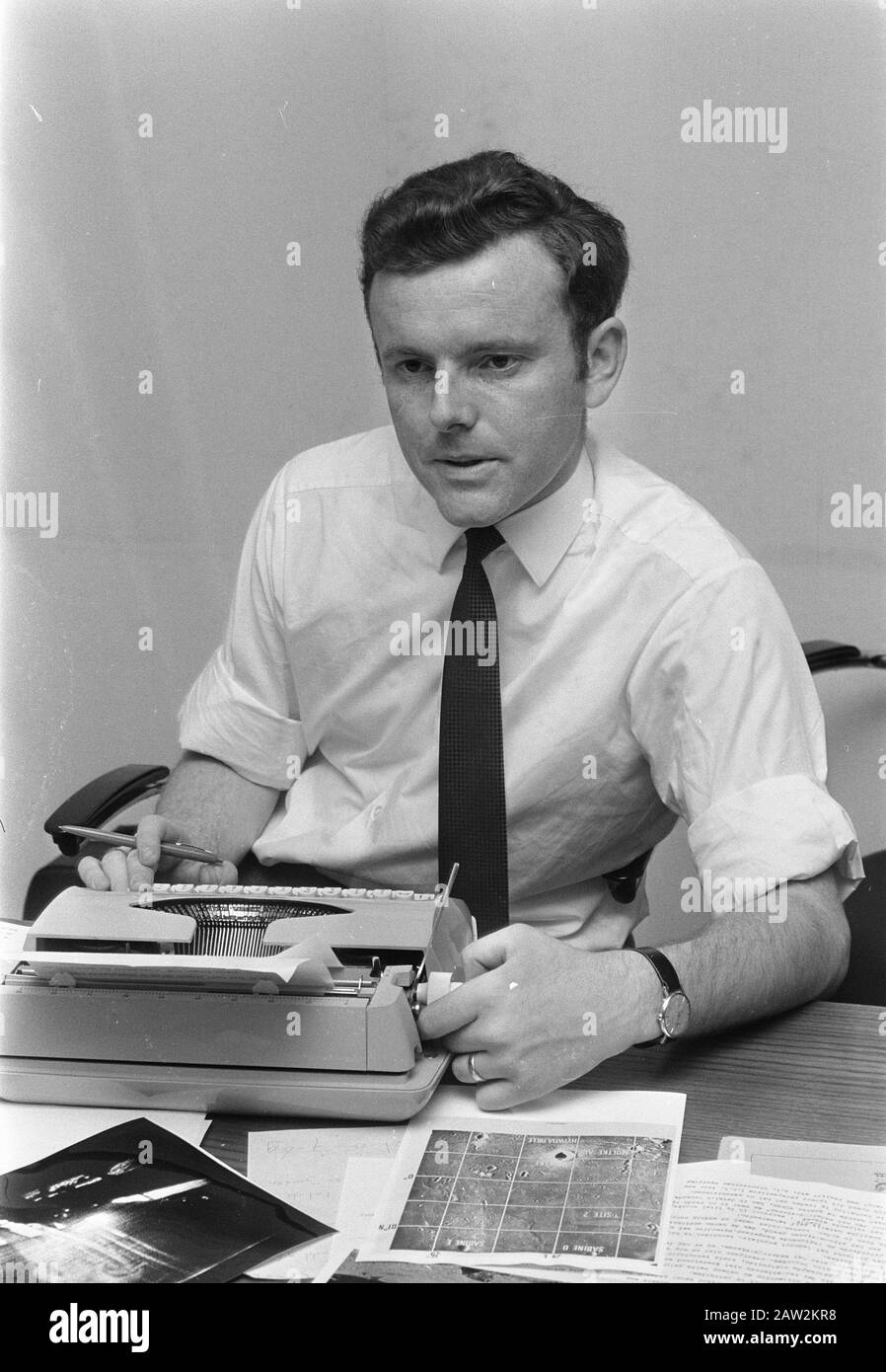 Piet Smolders, autore di un libro sullo spazio Piet Smolders sua macchina da scrivere Data: 21 luglio 1969 Parole Chiave: Libri, aerospaziale, macchine da scrivere, scrittori Nome Persona: Smolders, P. : Sconosciuto / Anefo Titolare: National Archives Materiale tipo: Negativo (nero / bianco) archivio numero di inventario: Vedi accesso 2.24.01.05 Foto Stock