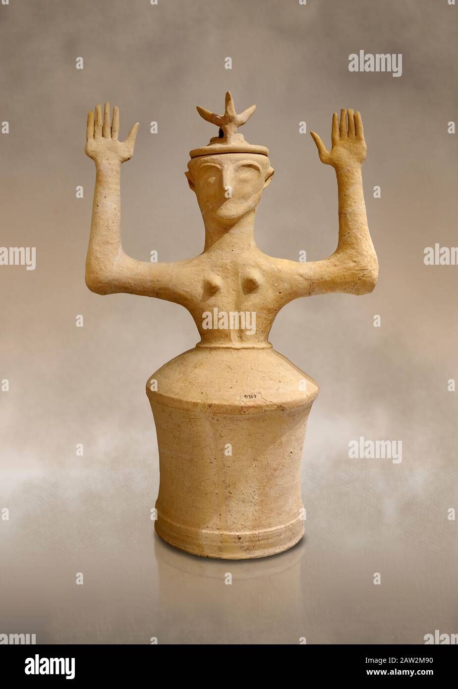 Statua della dea minoica Postpalaziale in terracotta con bracci rialzati e corona di corno, Santuario di Karphi 1200-1100 a.C., Museo Archeologico di Heraklion. La Foto Stock