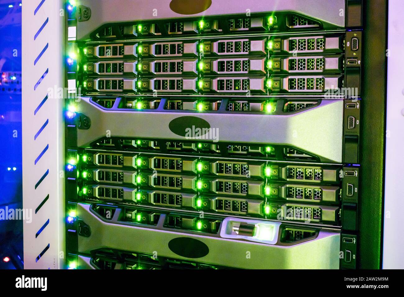 Potenti server di elaborazione delle informazioni operano nella sala server del data center. L'apparecchiatura di accesso alla rete del computer è montata in rack. Foto Stock