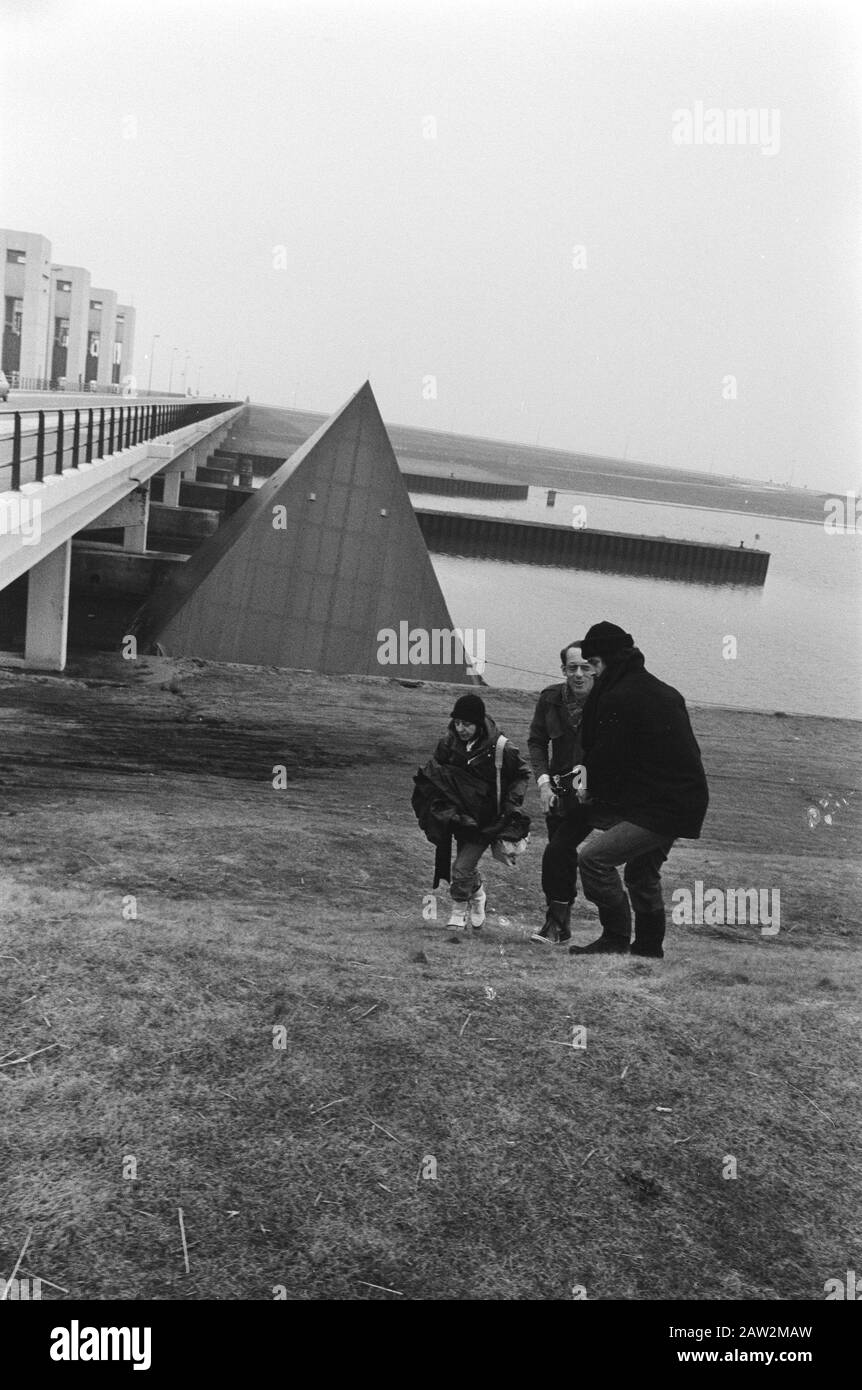 Piramide stilt scultore Hans Jorg Voth sulla spaccatura Ijsselmeer e trainato a Lelystad. Hans Jorg Voth Data: 29 Gennaio 1982 Località: Lelystad Parole Chiave: Scultori, Case Foto Stock