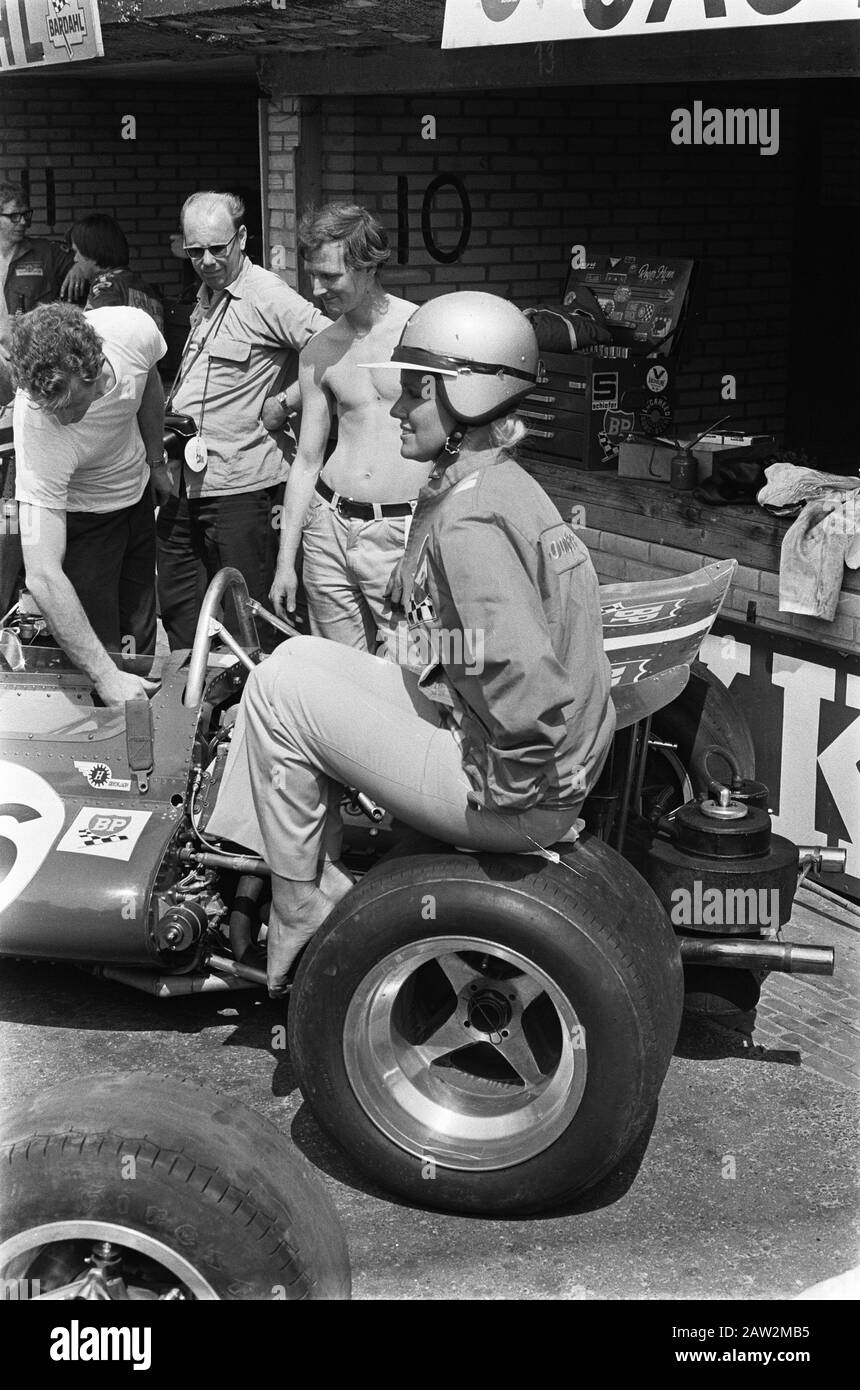 Nederlands: Gran Prix 1970 voor formule i wagens te Zandvoort; eerste trainingsdag. Una donna inidentificata siede sul volante del Team Surtees-entrato in McLaren M7C Formula 1, nella pit lane durante il Gran Premio d'Olanda del 1970.; Foto Stock