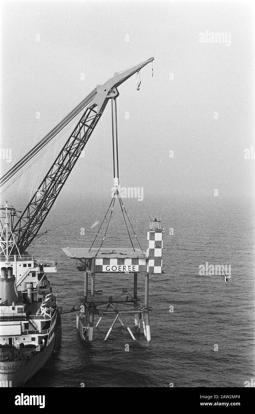 Posizionamento piattaforma leggera Goeree per la costa della Zelanda Data: 25 luglio 1971 Località: Zeeland Parole Chiave: Piattaforme leggere Nome Persona: GOEREE Foto Stock