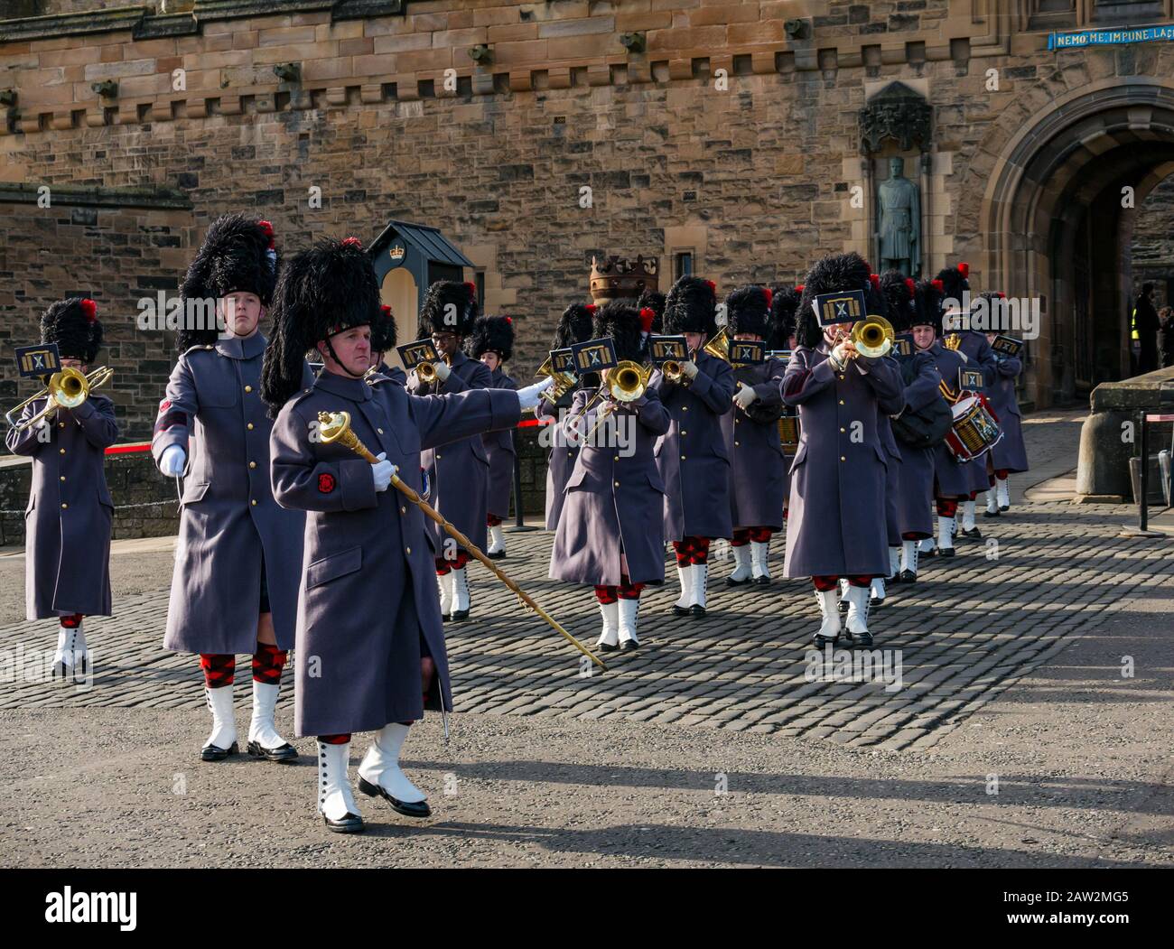 Edinburgh Castle, Edinburgh, Scotland, Regno Unito, 06 Febbraio 2020. 21 Gun Salute: Il saluto del 26 Reggimento Royal artiglieria segna l’occasione dell’adesione della Regina al trono il 6th febbraio 1952, 68 anni fa. La band Black Watch Regiment Marching parade come parte della cerimonia. La parata della banda di ottone marching del reggimento Black Watch sulla spianata del castello Foto Stock