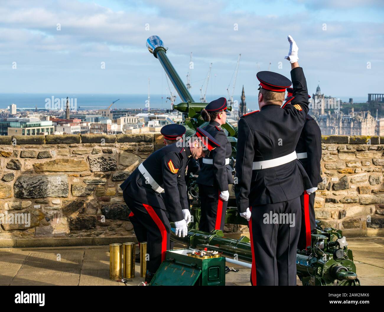 Edinburgh Castle, Edinburgh, Scotland, Regno Unito. 06th Feb, 2020. 21 Gun Salute: Il saluto del 26 Reggimento Royal artiglieria segna l'occasione dell'adesione della Regina al trono il 6th febbraio 1952, 68 anni fa. I soldati caricano la pistola da campo trainata L118 Howitzer Foto Stock