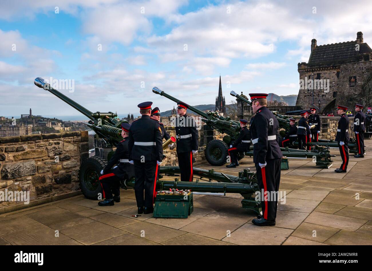 Edinburgh Castle, Edinburgh, Scotland, Regno Unito. 06th Feb, 2020. 21 Gun Salute: Il saluto del 26 Reggimento Royal artiglieria sul Monte dei Mulini segna l'occasione dell'adesione della Regina HM al trono il 6th febbraio 1952, 68 anni fa, il reggimento di artiglieria si trova all'attenzione Foto Stock