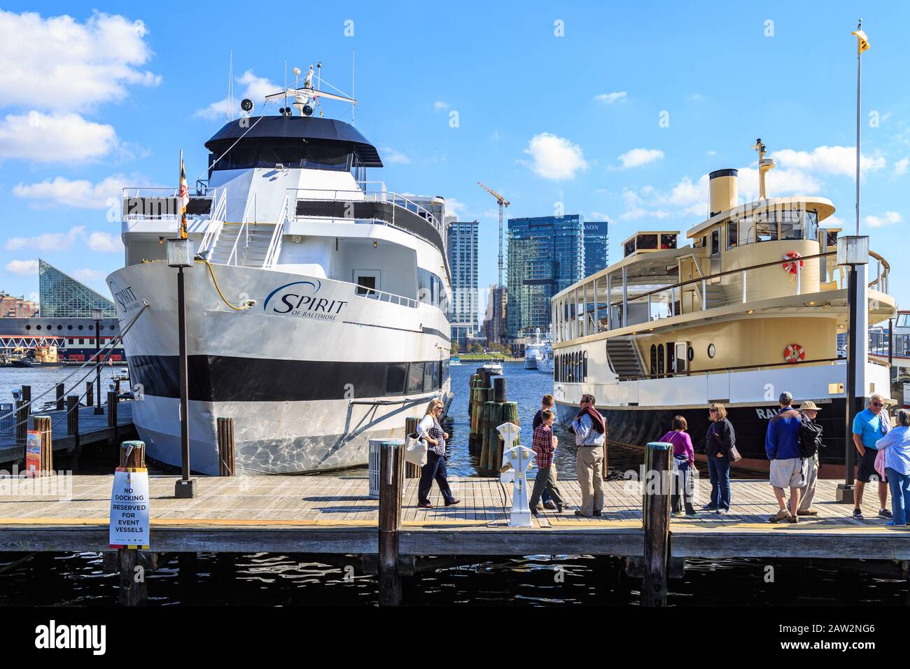 Baltimora, MD/US - 15 ottobre 2016: Grandi navi da crociera al molo nel Porto Interno della città, pronte a portare i passeggeri in tour del canale. Foto Stock
