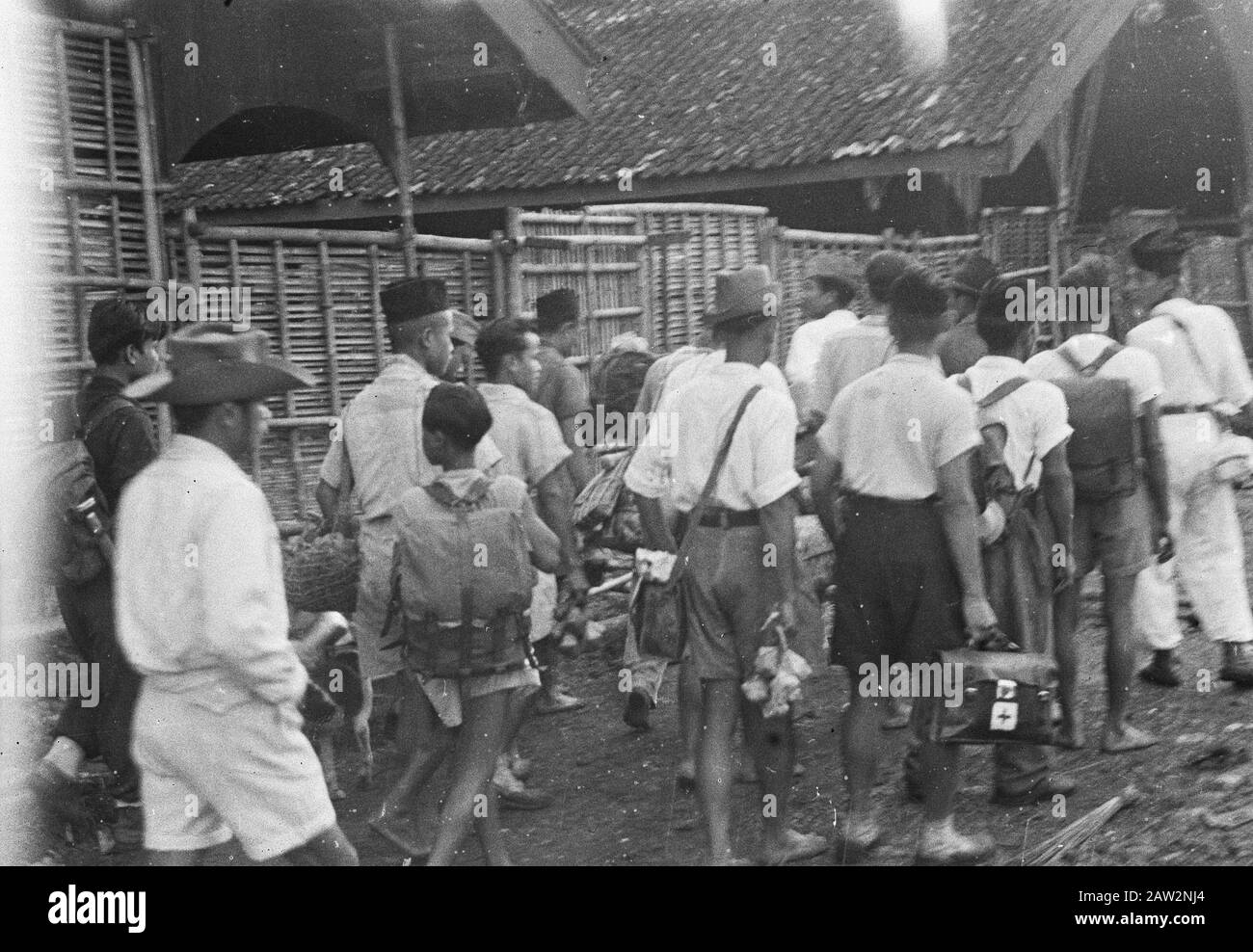 Poerwakarta: Evacuazione T.N.I. Personale 2nd Inf. Briga Gruppo Poerwakarta: TnI-centro di evacuazione a Poerwakarta ha un lavoro intenso. Ogni giorno arrivano quote enormi da registrare e da alimentare. In treno viene poi scaricato. Arrivo di un gruppo di soldati TNI. Data: 10 Febbraio 1948 Luogo: Indonesia, Indie Orientali Olandesi, Purwakarta Foto Stock