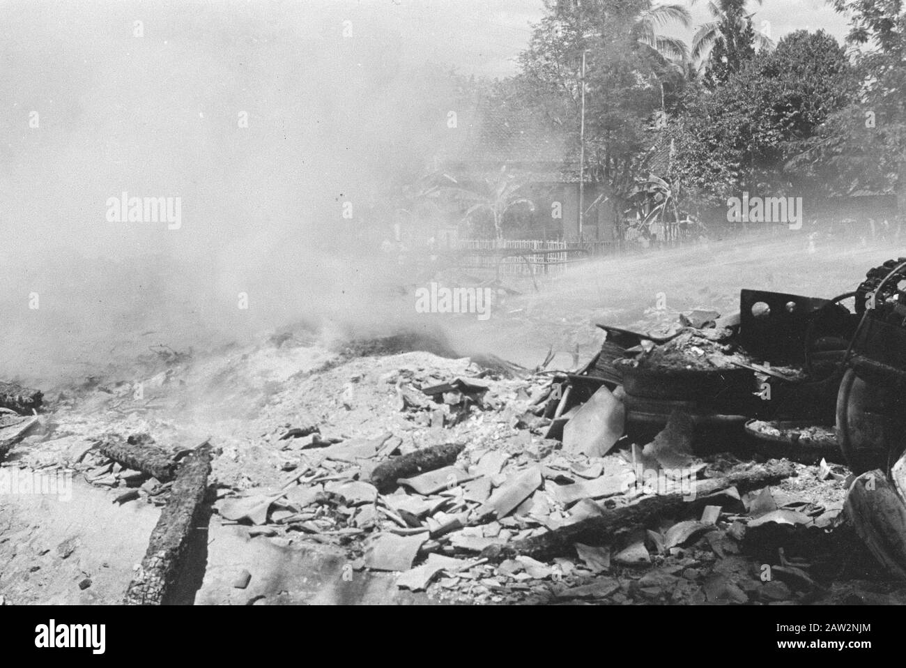 Marchio; Brigade equipment Park 2nd Inf. Briga Poerwakarta Poerwakarta. La notte del 2 luglio 3 bande terroristiche hanno un magazzino del Brigade Equipment Park licenziato, per cui tra l'altro un sacco respinto abbigliamento, alcuni pneumatici e cinque barili di trementina sono stati persi. I soldati si sono impegnati in operazioni di bussaring e salvataggio. Date: 3 Luglio 1948 Location: Indonesia, Java, Dutch East Indies, Purwakarta Foto Stock