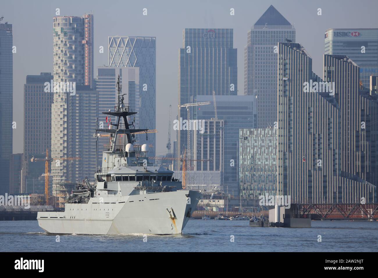 Londra, Regno Unito. 6th febbraio 2020. La nave Royal Navy HMS Tyne naviga verso e attraverso la barriera del Tamigi nella zona sud-orientale di Londra alla fine di un viaggio a Londra. La nave da pattuglia di classe fluviale ha trascorso diversi giorni accanto alla HMS Belfast, dove ha ospitato alcune delle sue affiliate, studenti locali che stanno considerando una carriera nella Royal Navy, e alcuni Naval Reserviss con sede a Londra. Credito: Rob Powell/Alamy Live News Foto Stock