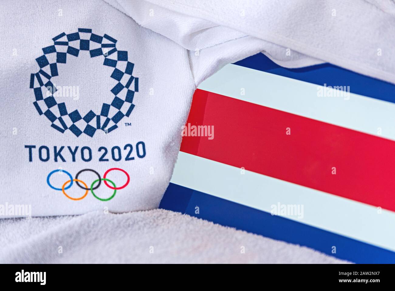 TOKYO, GIAPPONE, FEBBRAIO. 4, 2020: Bandiera nazionale del Costa Rica, logo ufficiale dei giochi olimpici estivi a Tokyo 2020. Sfondo bianco Foto Stock