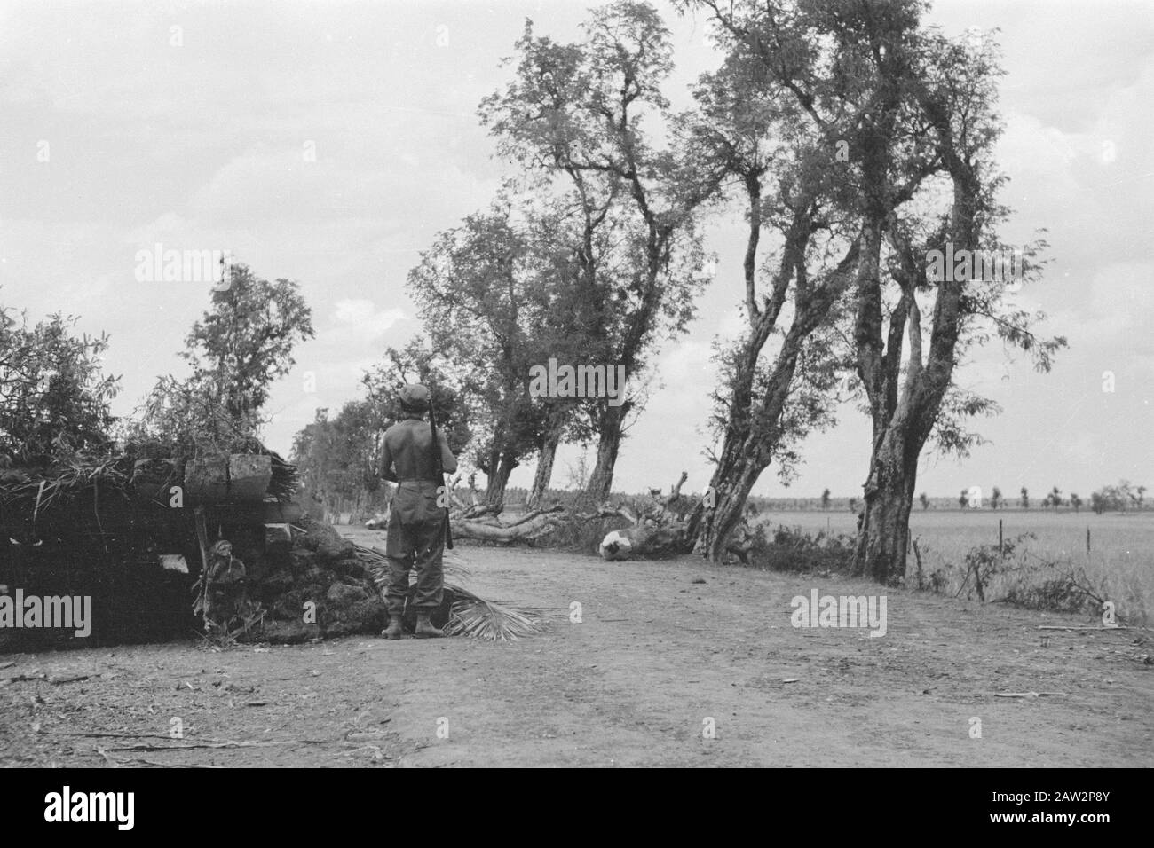 Tjilatjap Poerwokerto: 'Cessate Il Fuoco'. Ancora una volta, il soldato olandese in guardia sulla linea di demarcazione. L'ultimo messaggio a Kemit, 110 km per Djocja Data: 5 agosto 1947 Ubicazione: Indonesia, Java, Indie Orientali Olandesi, Purwokerto Foto Stock