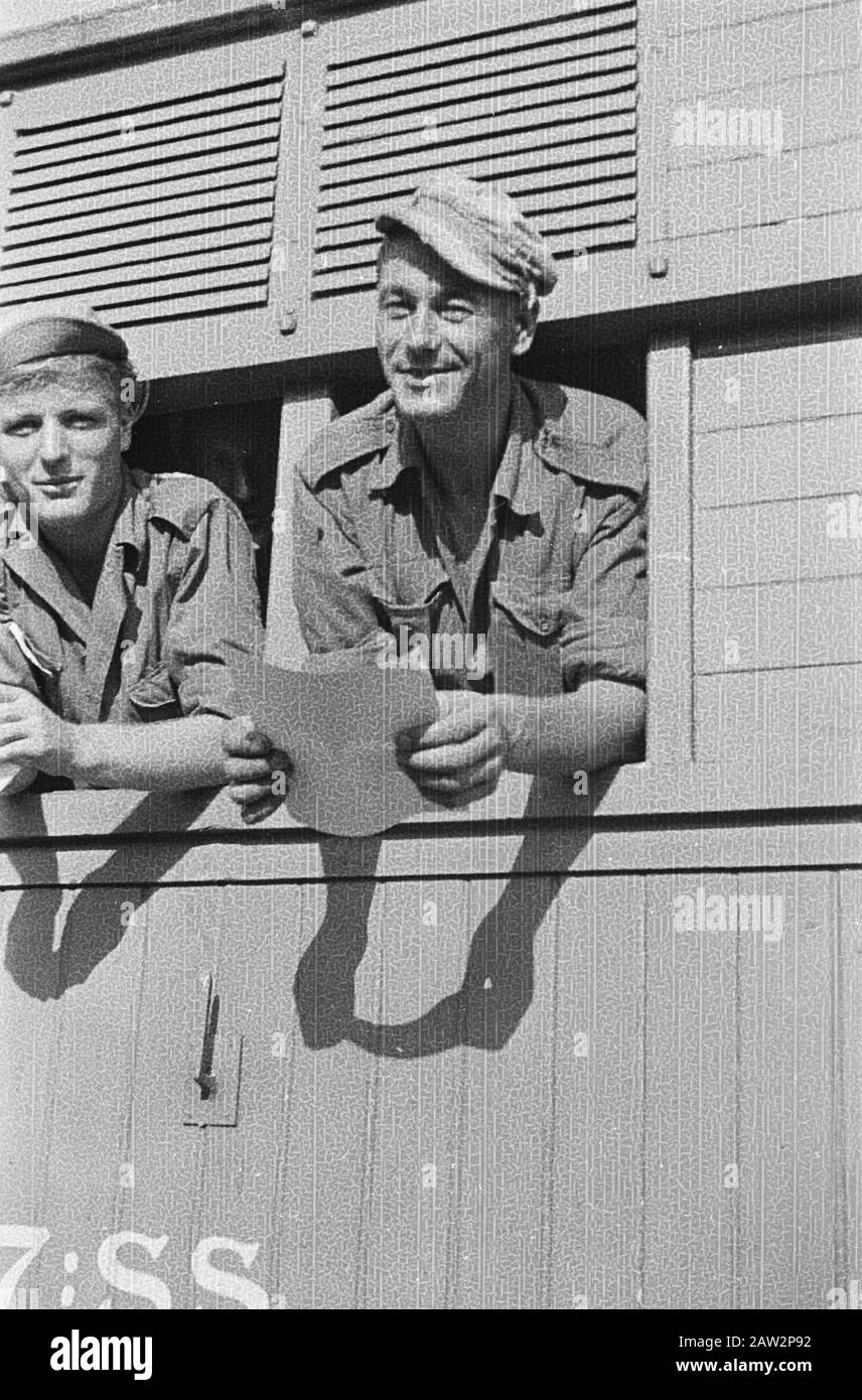 Perron Poerwokerto; passato arrivo di un treno in cui 1-3 R.I. direzione Semarang in attesa di smobilitazione. Parade t.g.v. compleanno H.K.H. Principessa Juliana in Vallone a Poerwokerto Poerwokerto: 1-3 RI. L'India ha il tempo di sedersi lì e andare a casa. Ora il traffico è stato in gran parte restaurato, rende anche il vantaggio militare di questo e così potrebbe accadere che il battaglione è stato trasportato ad un treno extra-lungo per Semarang per andare lì a nave in Olanda. Data: 29 Aprile 1948 Località: Indonesia, Java, Indie Orientali Olandesi, Purwokerto Foto Stock