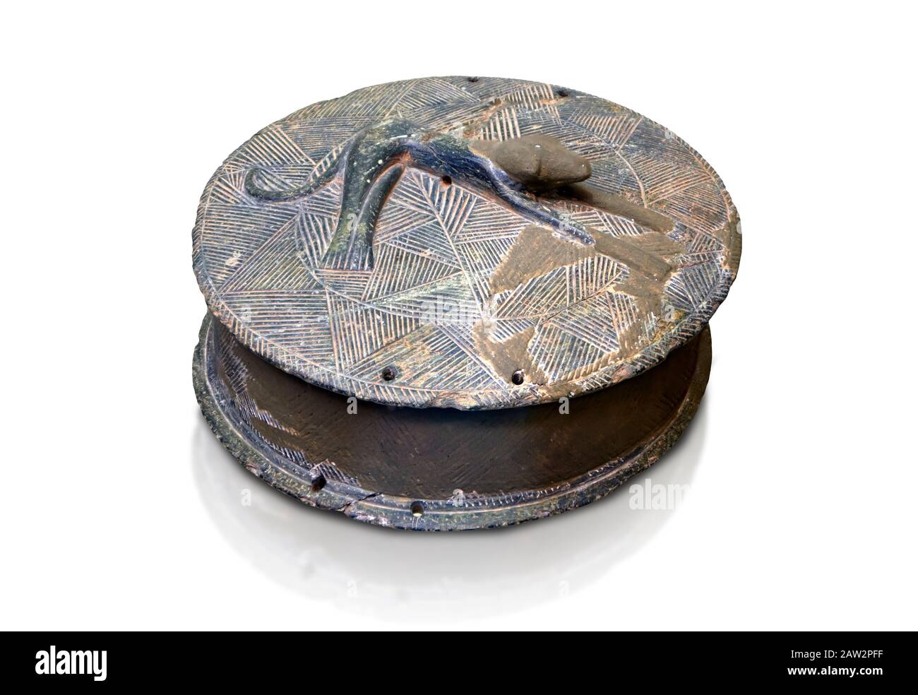 Scatola di gioielli in metallo rotonda Minoan con un cane in rilievo sul coperchio, George of the Dead 2600-2300 a.C., Museo Archeologico di Heraklion, backgroun bianco Foto Stock Scatola di gioielli in metallo rotonda Minoan con un cane in rilievo sul coperchio, George of the Dead 2600-2300 a.C., Museo Archeologico di Heraklion, backgroun bianco Foto Stock