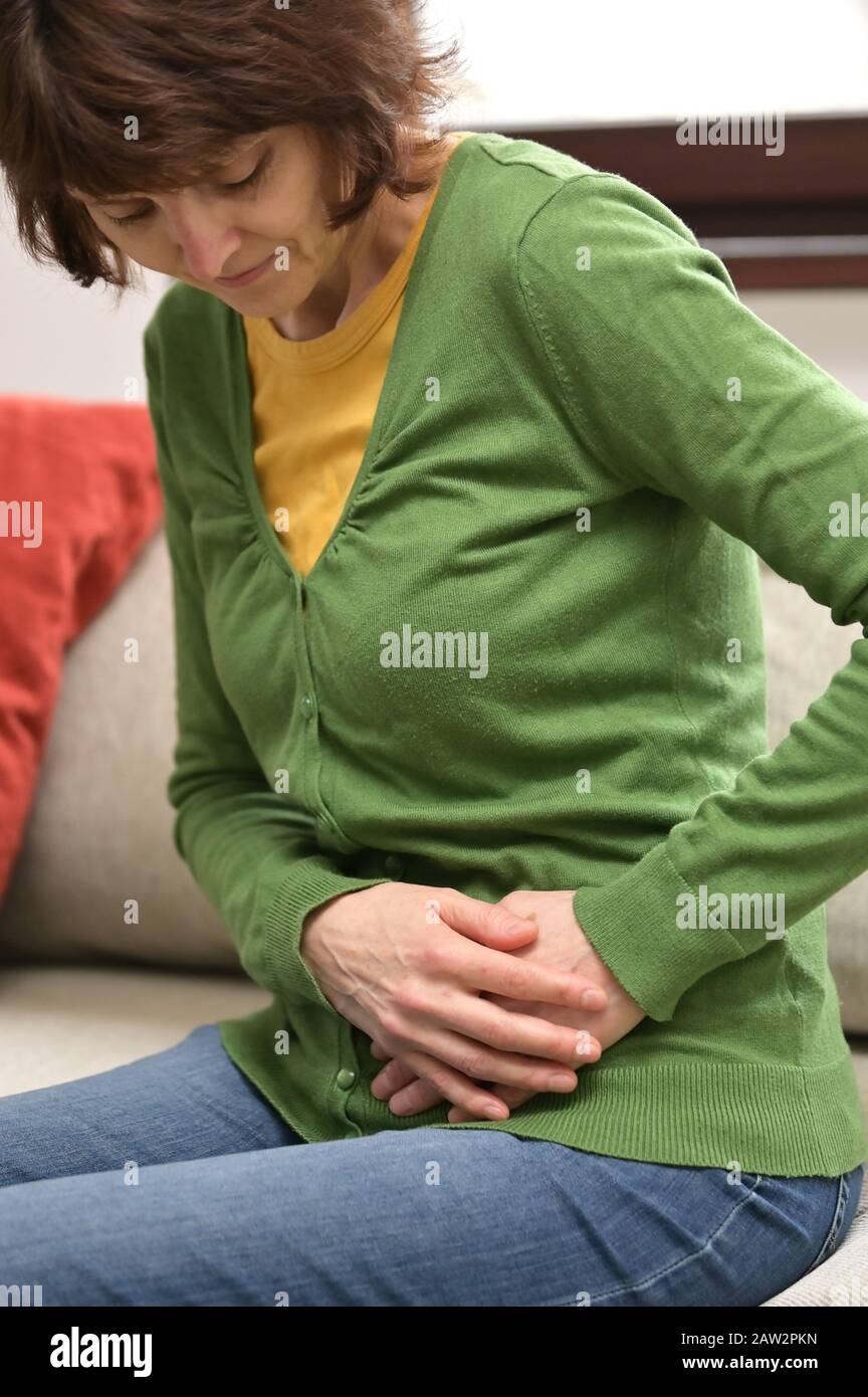 Donna Stomaco Anteriore Segno Doloroso Di Dolore Ovariano Foto Stock