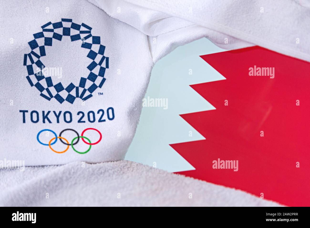 TOKYO, GIAPPONE, FEBBRAIO. 4, 2020: Bandiera nazionale del Bahrain, logo ufficiale dei giochi olimpici estivi a Tokyo 2020. Sfondo bianco Foto Stock
