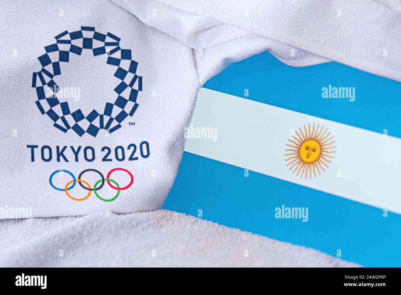 TOKYO, GIAPPONE, FEBBRAIO. 4, 2020: Bandiera nazionale argentina, logo ufficiale dei giochi olimpici estivi a Tokyo 2020. Sfondo bianco Foto Stock