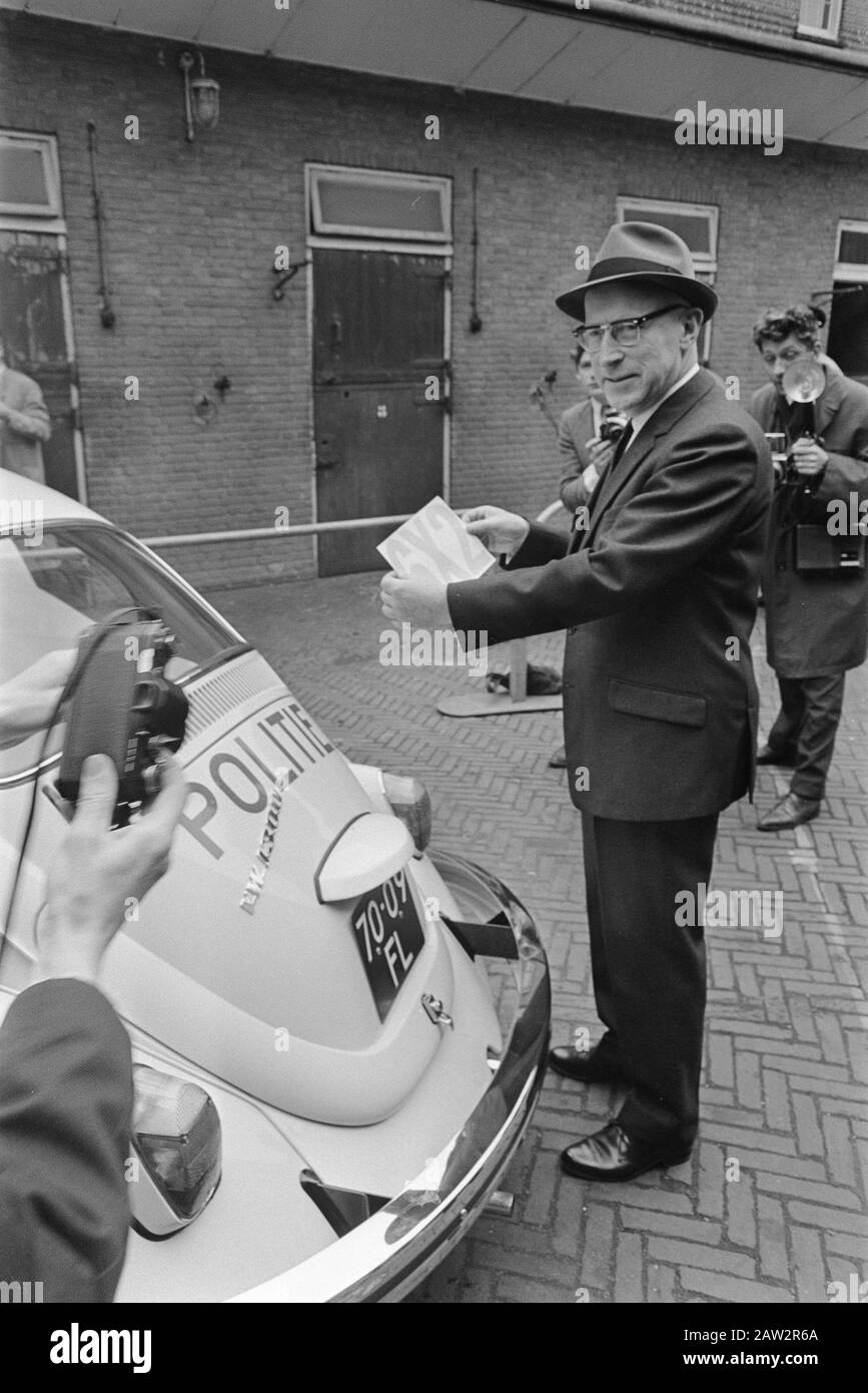 Polizia ora 6x2. Mayor Samkalden incolla nuovo numero di emergenza sulla macchina Data: 10 maggio 1968 Parole Chiave: NUMERI di emergenza, Auto, SINDACI, POLIZIA Nome Persona: Samkalden, Ivo Foto Stock