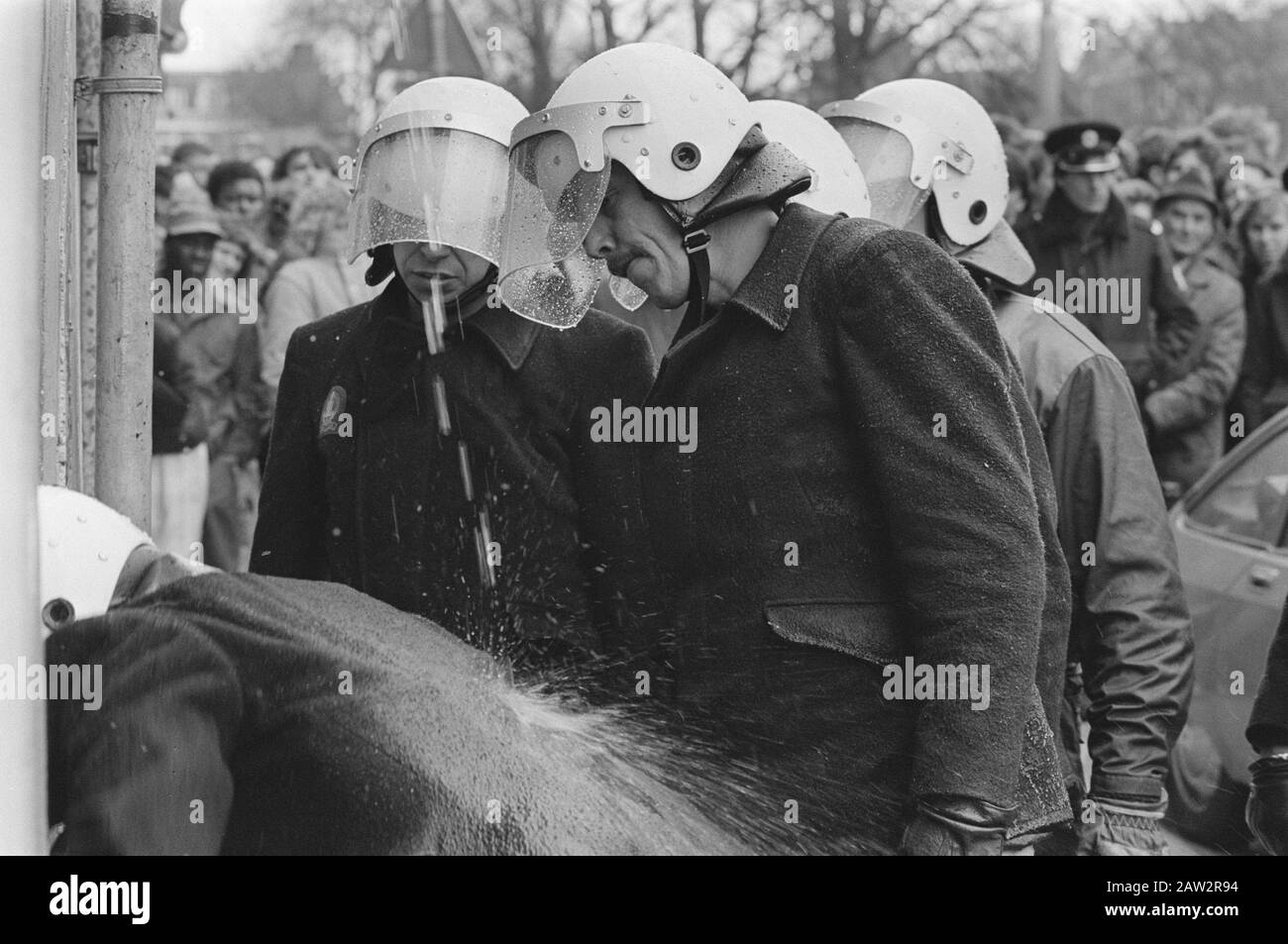 Polizia cercando barricato edificio della radio pirata juul Amsterdam come Data entro: 2 aprile 1985 posizione: Amsterdam, Noord-Holland Parole Chiave: Polizia, barricate Foto Stock