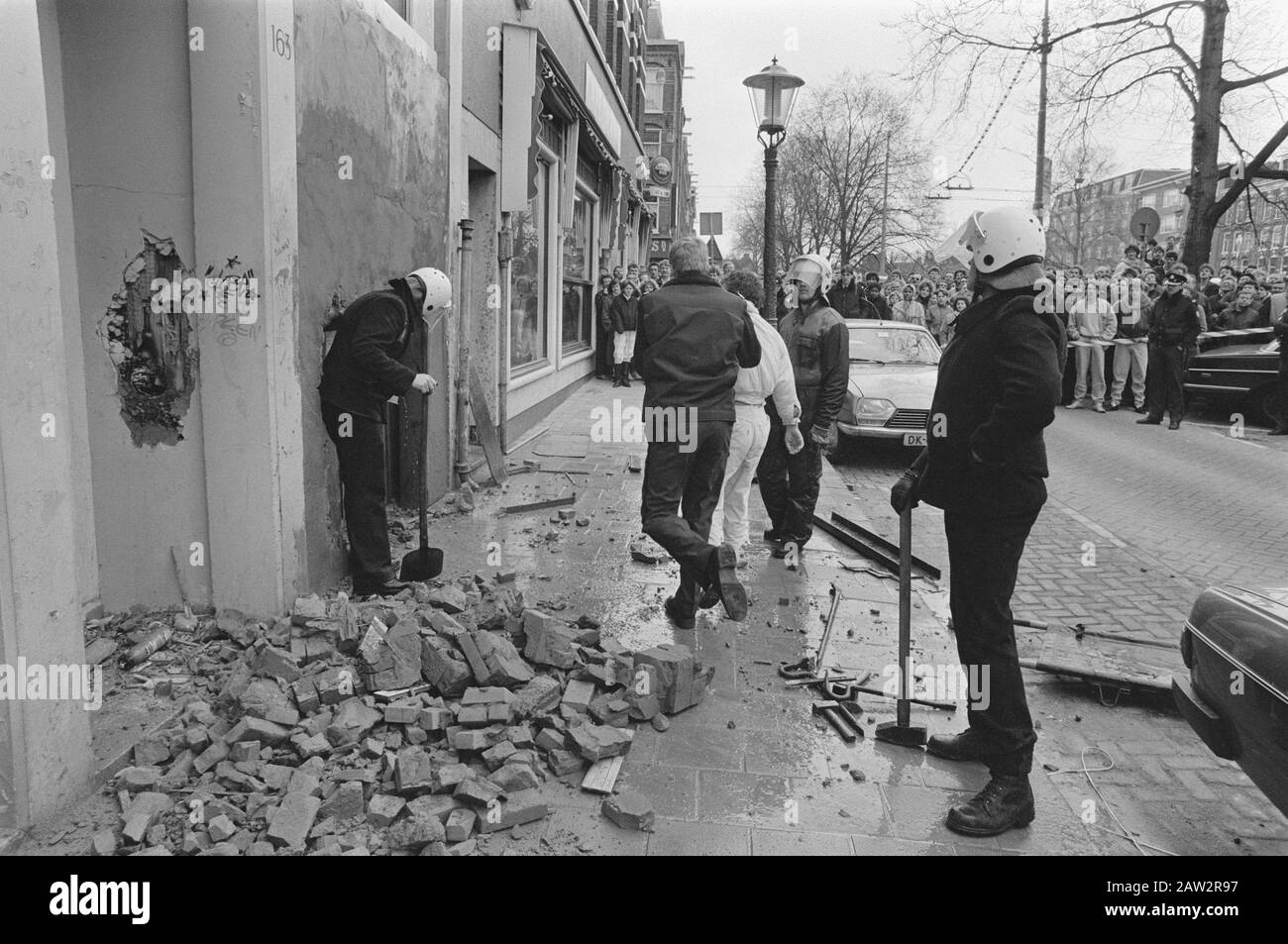 Polizia cercando barricato edificio della radio pirata juul Amsterdam come Data entro: 2 aprile 1985 posizione: Amsterdam, Noord-Holland Parole Chiave: Polizia, barricate Foto Stock