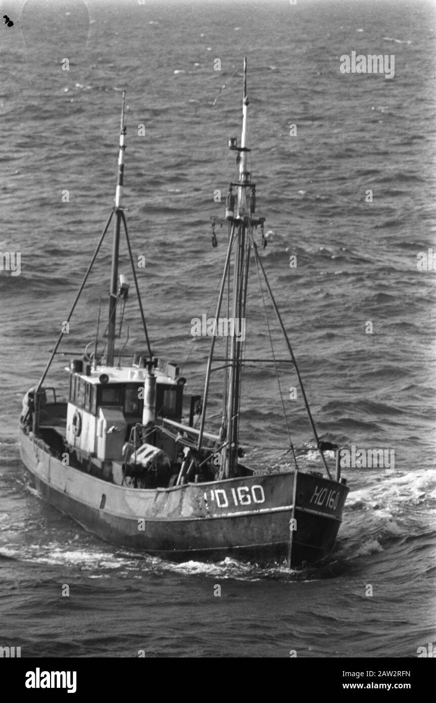 Polizia, dogana e rotolo marittimo hasjiessmokkelnet in mare; contrabbando esterno nave data: 25 aprile 1974 posizione: Mare del Nord Parole Chiave: Droga, traffico di droga, navi, contrabbando Foto Stock