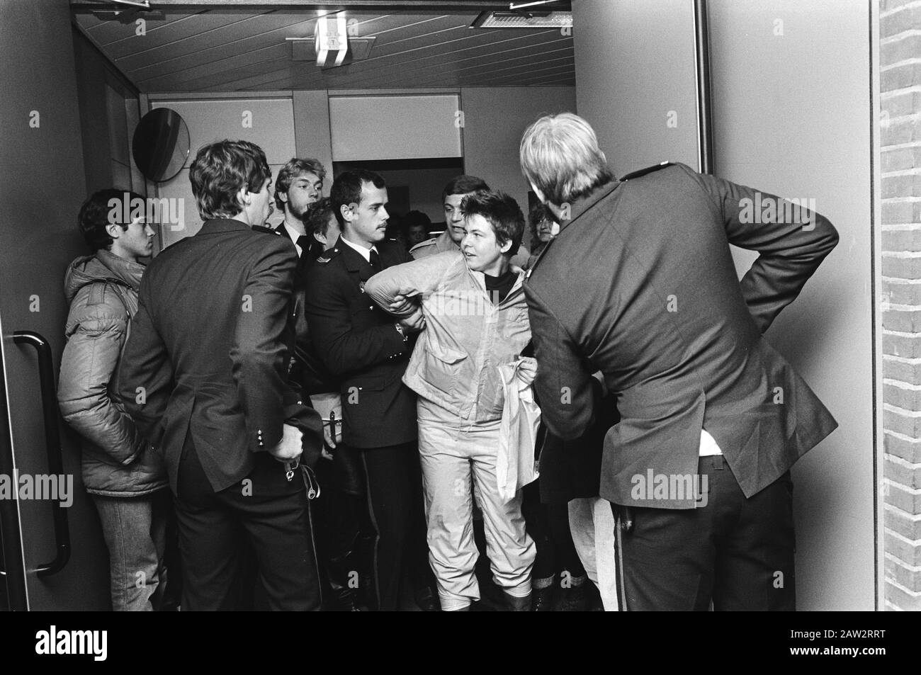 I membri del Meidenhuis occupano l'ufficio dei servizi sociali ad Amsterdam in relazione ai pagamenti sotto i 18 Police rimuovere le ragazze dall'ufficio Data: 7 ottobre 1982 luogo: Amsterdam , Noord-Holland Parole Chiave: Occupazioni, poliziotti, case runiche Foto Stock
