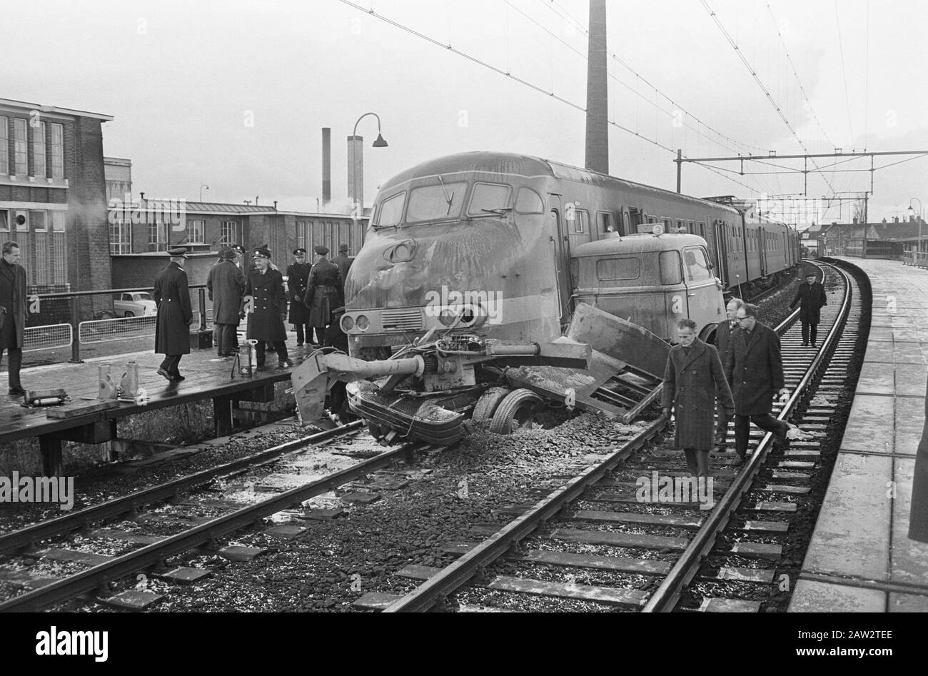 Polizia Repair afferrato in treno a Sloterdijk Data: 3 gennaio 1967 Ubicazione: Amsterdam, Noord-Holland, Sloterdijk Parole Chiave: Treni Foto Stock