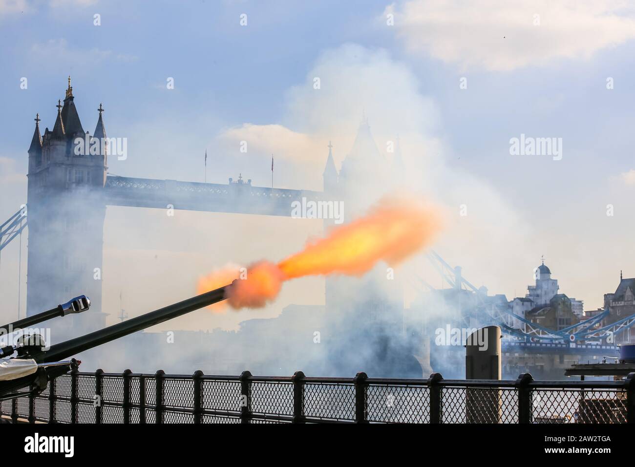 La Torre di Londra, Regno Unito. 6th Feb 2020. L'onorevole Artillery Company lancia un saluto da 62 cannoni alla Torre di Londra per commemorare il 68th anniversario dell'adesione di Sua Maestà la Regina. Una Royal Salute comprende normalmente 21 cannoni, che è aumentato a 41 se sparato da un Royal Park o Residence. In modo unico, presso la Torre di Londra, che è una residenza reale, un totale di 62 turni sono sparati su anniversari reali, in quanto questo include anche 21 cannoni aggiuntivi per i cittadini della Città di Londra per mostrare la loro fedeltà al Monarch. Credito: Chris Aubrey/Alamy Live News Foto Stock