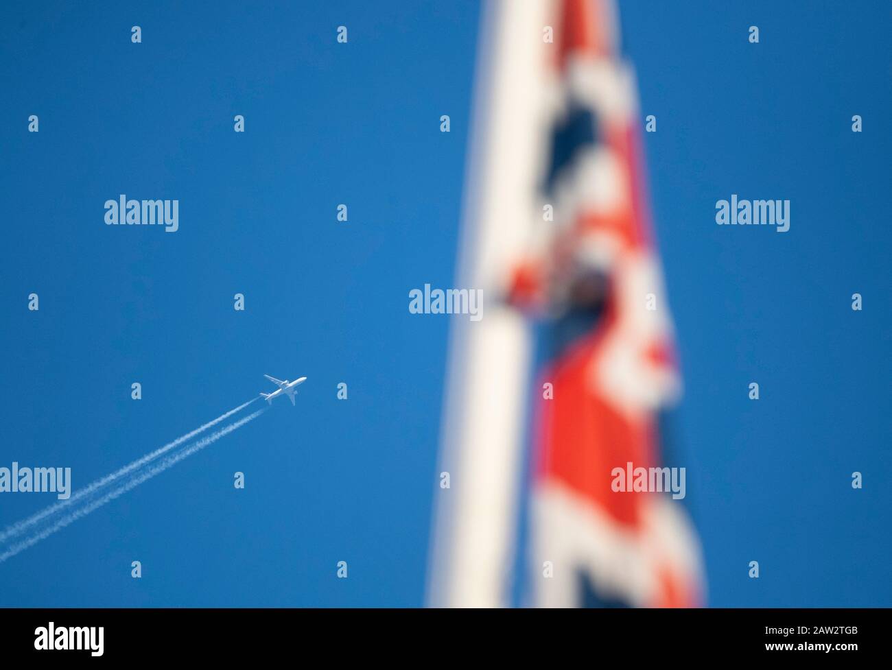 Downing Street, Londra, Regno Unito. 6th febbraio 2020. L'alto jet di volo passa la bandiera dell'Unione che vola sopra 10 Downing Street durante la riunione settimanale del gabinetto. Credito: Malcolm Park/Alamy Live News. Foto Stock