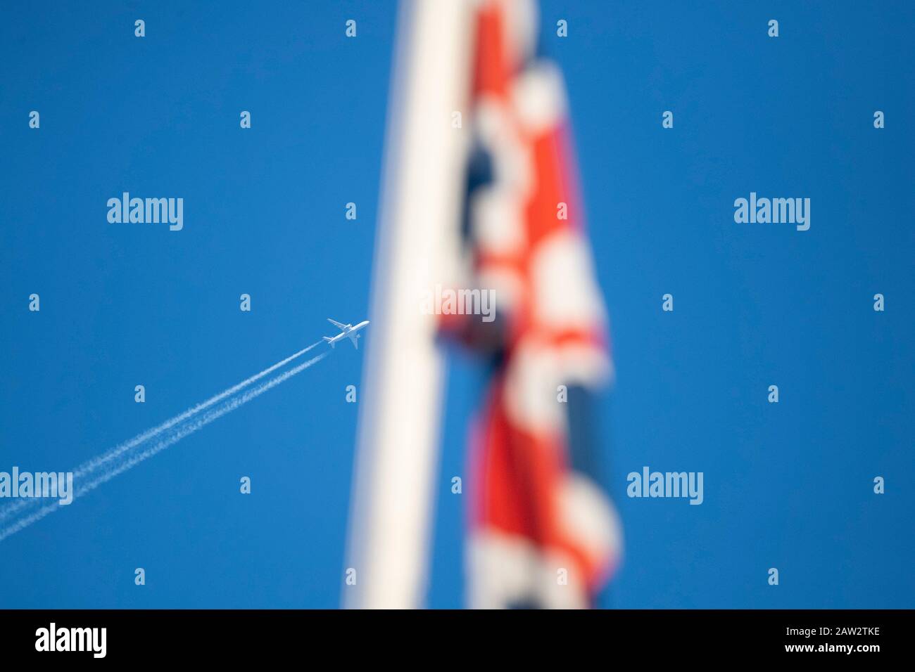 Downing Street, Londra, Regno Unito. 6th febbraio 2020. L'alto jet di volo passa la bandiera dell'Unione che vola sopra 10 Downing Street durante la riunione settimanale del gabinetto. Credito: Malcolm Park/Alamy Live News. Foto Stock