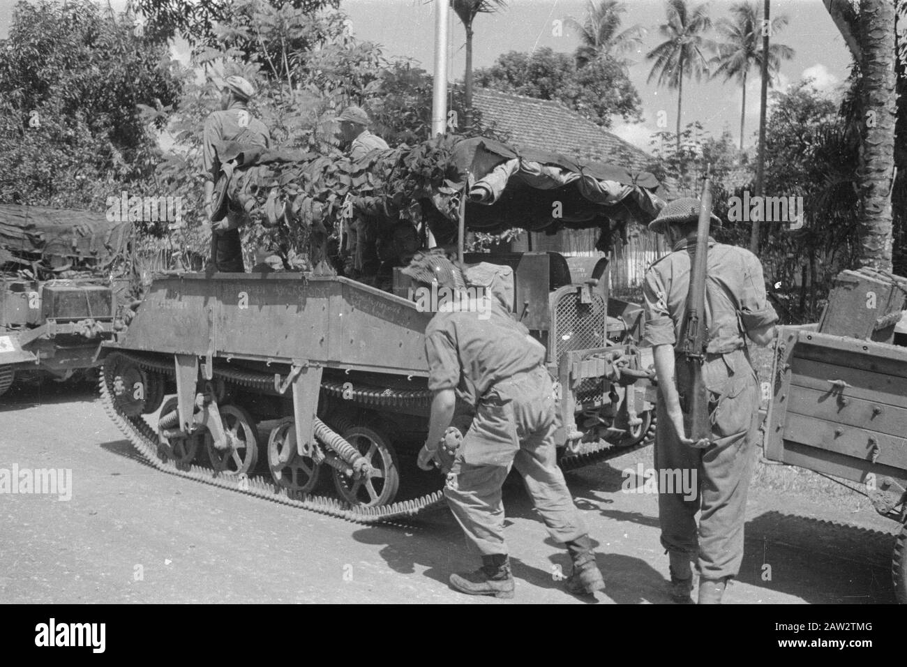 Krawang, Poerwakarta, polizia Tjikampek azione. Settore di Krawang [un veicolo caterpillar parzialmente mimetizzato] Annotazioni:. È scritto con gesso sul lato. Fall per decifrare i nomi dei luoghi Diepenveen, Amsterdam e Amersfoort. Data: Luglio 1947 Ubicazione: Indonesia, Java, Indie Orientali Olandesi Foto Stock