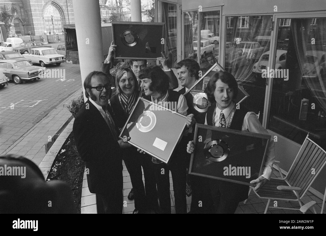 Rock band The Shuffles riceve il record d'oro per Cha la la, ho bisogno di voi in Hotel Gooiland Hilversum. Lo Shuffles con la piastra sinistra Joost den Turner (pseudonimo di Willem van Kooten) Annotazione: Lo Shuffles era composto dal cantante Albert West (a sinistra), dal bassista Hans van Liempt. Tastierista Hans Sleutjes e dal chitarrista Henk van den Heuvel. Dietro Manager Jan Vis Data: 12 Febbraio 1970 Luogo: Hilversum, Noord-Holland Parole Chiave: Piatti, Rock Band Nome Persona: Shifter, Joost De, Fish, Jan Foto Stock